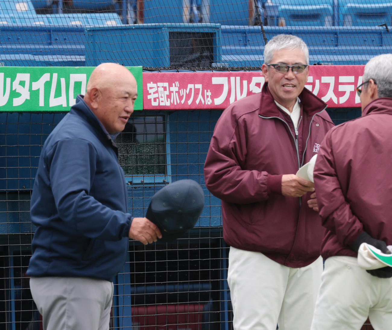 早大対慶大戦を前に話す慶大・堀井監督（左）と早大・小宮山監督（撮影・柴田隆二）