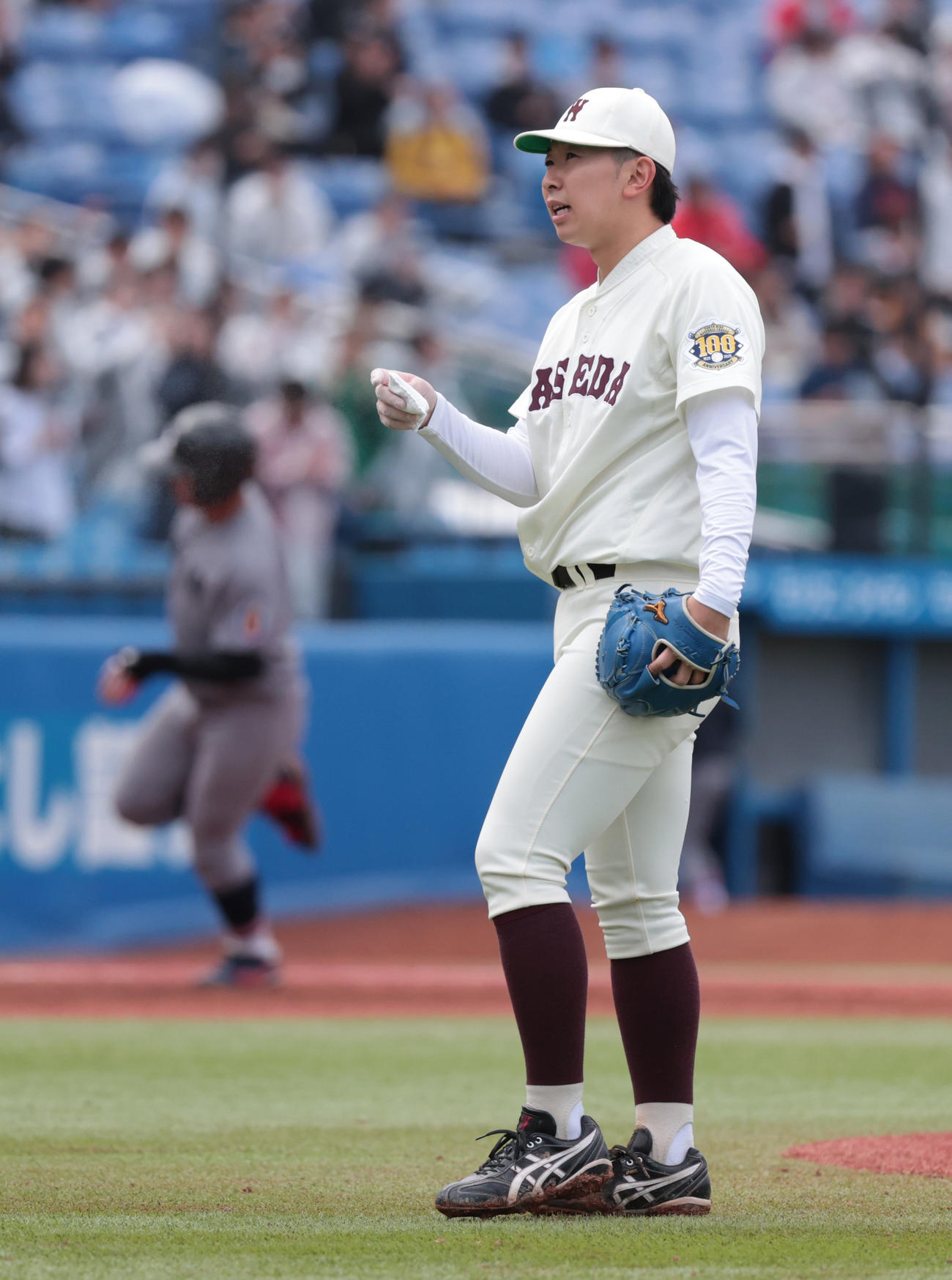 早大対慶大　4回裏慶大無死、中塚に右越えに本塁打を浴びた伊藤樹（撮影・柴田隆二）