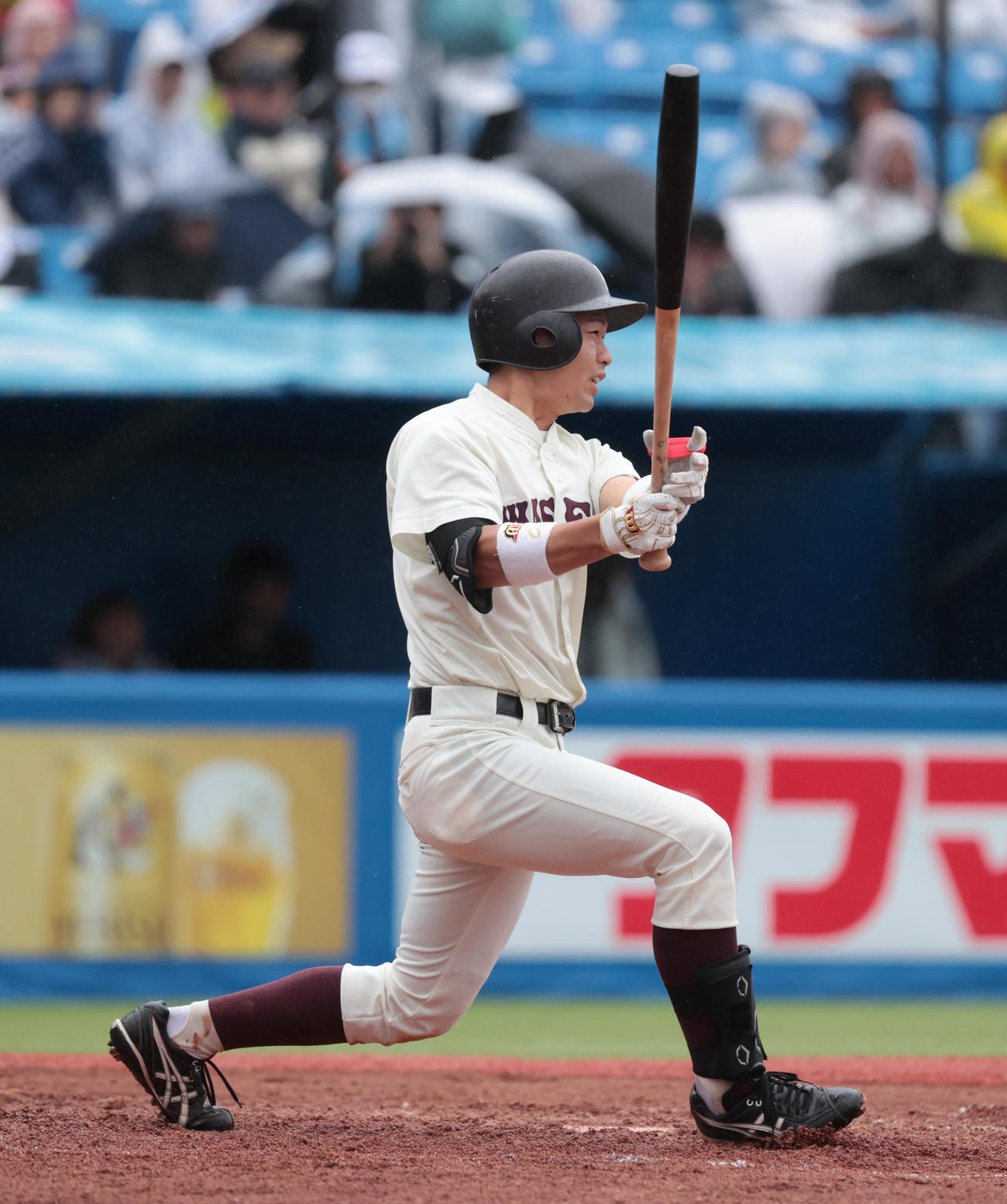 早大対慶大　3回表早大1死一塁、小沢は右二塁打を放つ（撮影・柴田隆二）