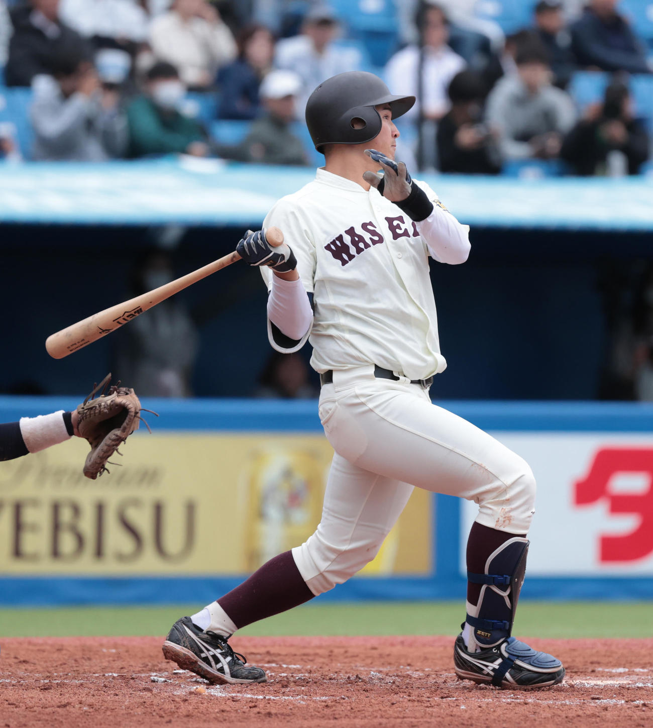早大対慶大　8回表早大1死一、三塁、前田健は中犠飛を放つ（撮影・柴田隆二）