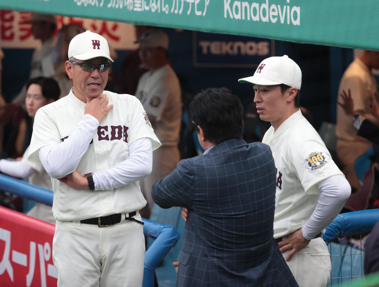 早大対慶大戦で始球式を務める早大OBの和田毅氏（右）は早大・小宮山監督と話す（撮影・柴田隆二）