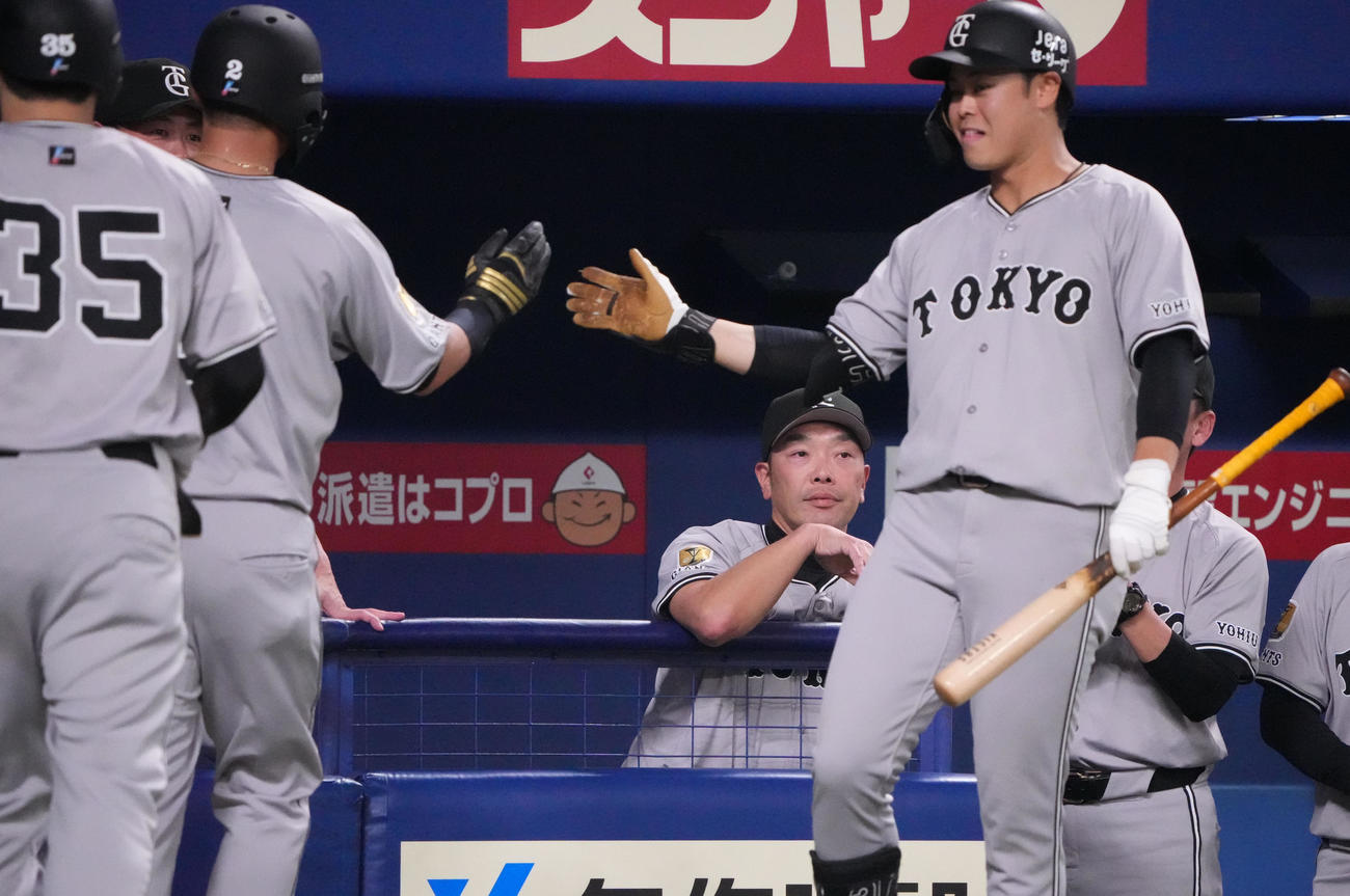 中日対巨人　4回表巨人無死一、三塁、阿部監督（中央）はキャベッジの中越え2点適時二塁打で生還した泉口、吉川らを迎える（撮影・森本幸一）