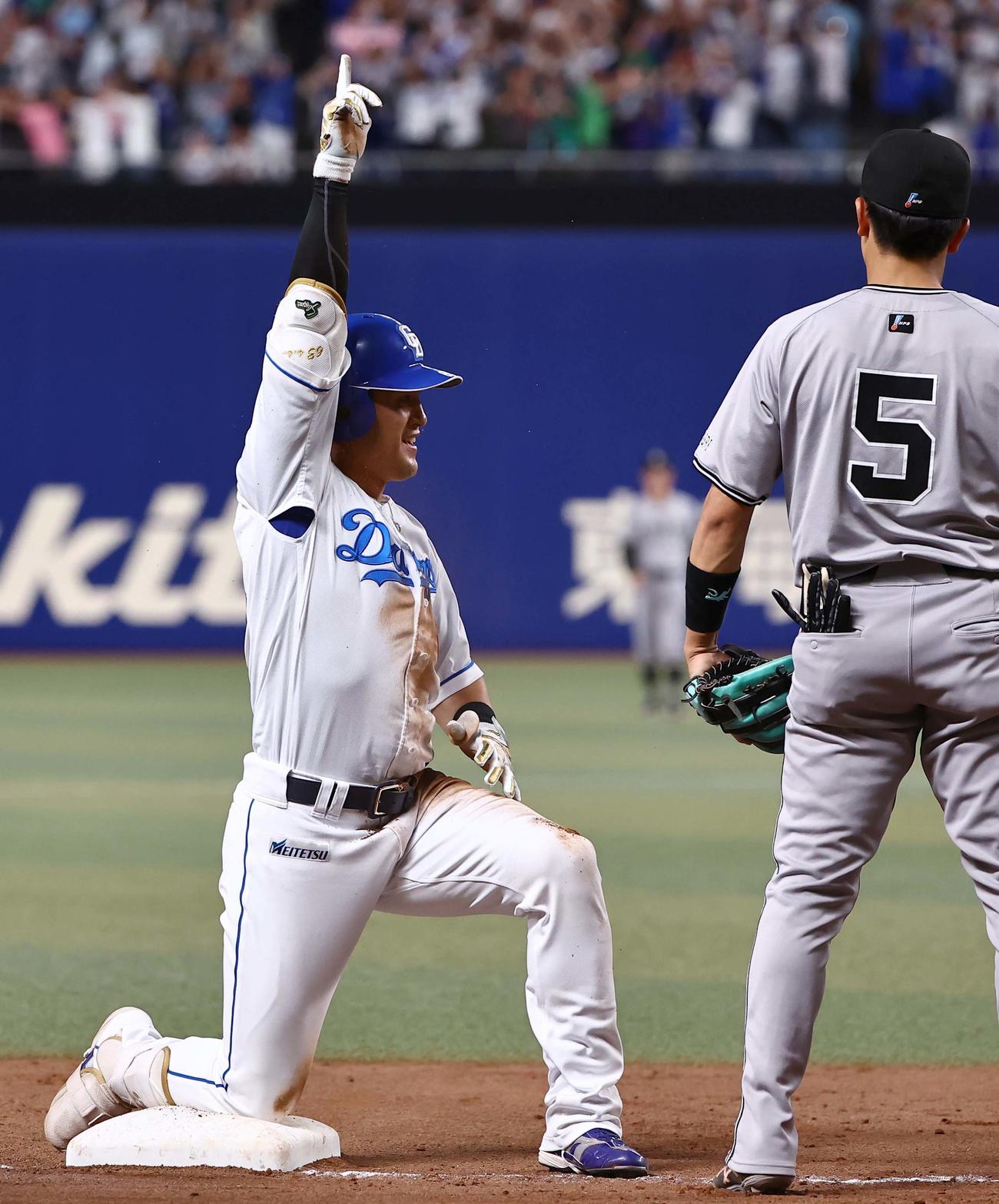 中日対巨人　8回裏中日2死一、二塁、板山は右翼線へ勝ち越し2点三塁打を放つ（撮影・上田博志）