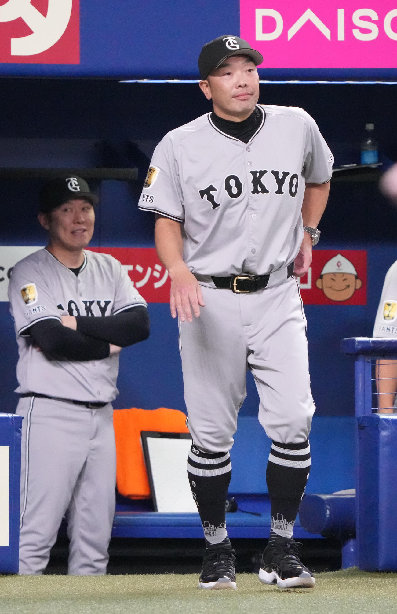 中日対巨人　8回表終了、選手交代を告げる阿部監督（撮影・森本幸一）
