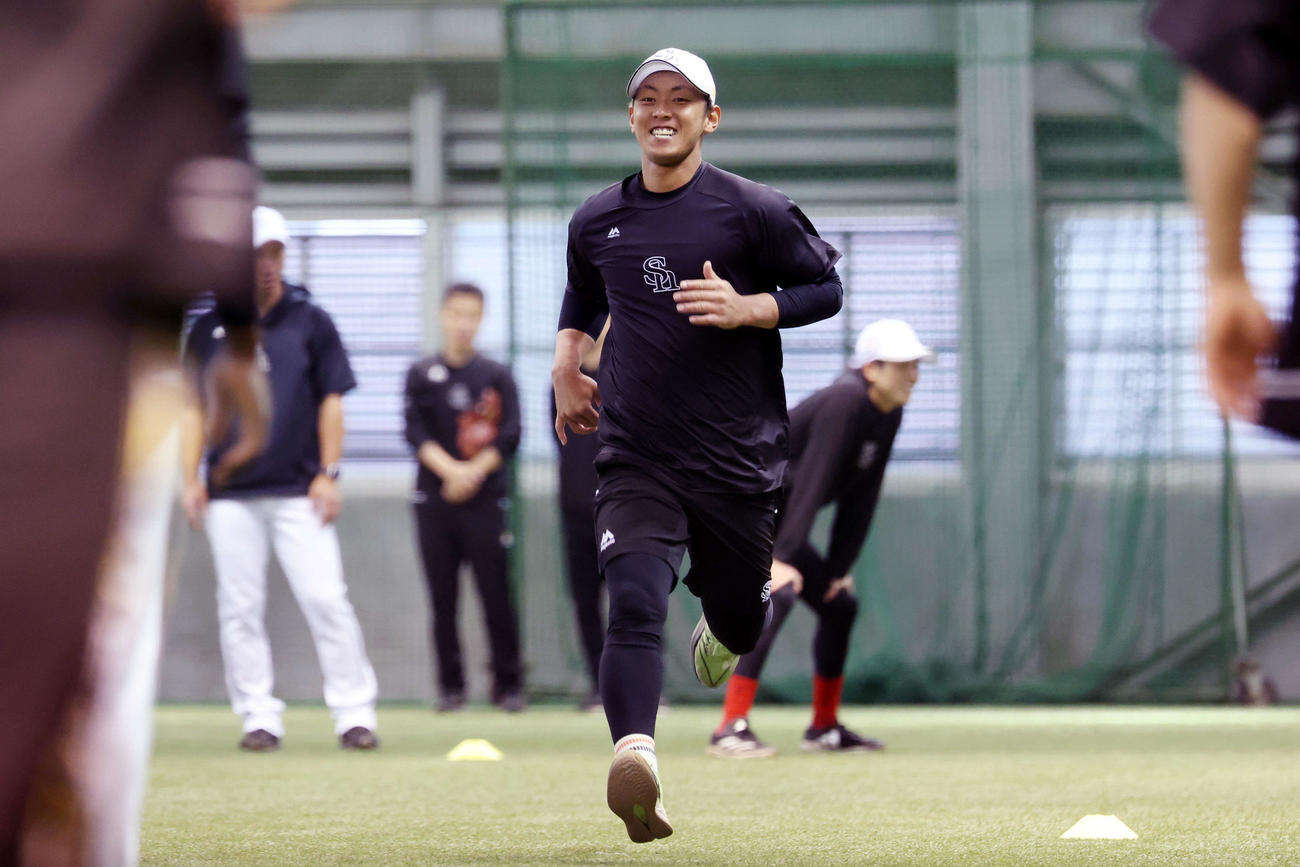 室内練習に臨むソフトバンク今宮（撮影・宮地輝）