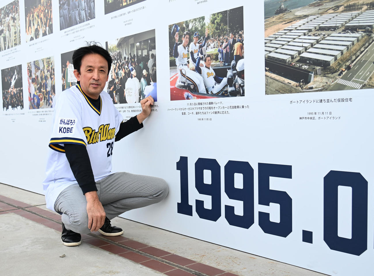 写真展「忘れない1995」に訪れた星野伸之氏（撮影・石井愛子）
