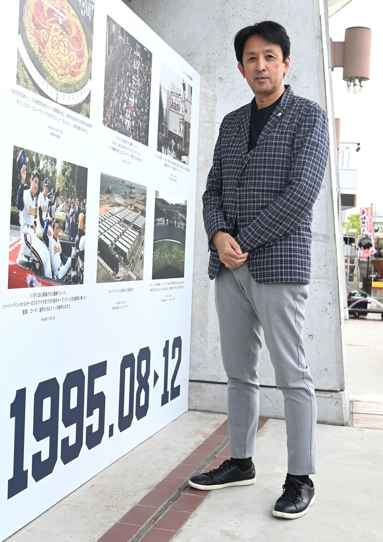 写真展「忘れない1995」に訪れた星野伸之氏（撮影・石井愛子）