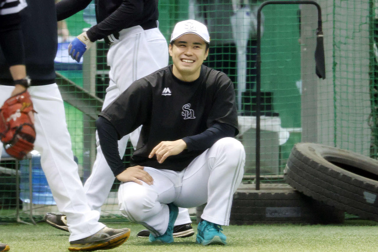 室内練習で笑顔を見せるソフトバンク松本晴（撮影・宮地輝）