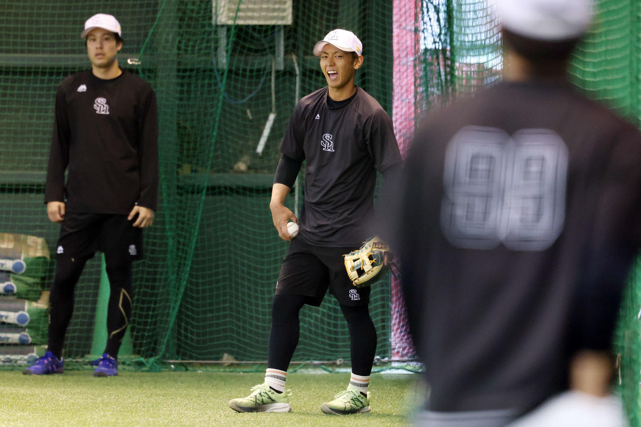 室内練習に臨むソフトバンク今宮（撮影・宮地輝）