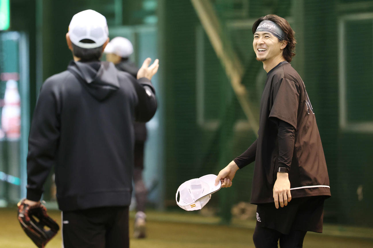 室内練習でソフトバンク小久保監督（左）と談笑する上沢（撮影・宮地輝）