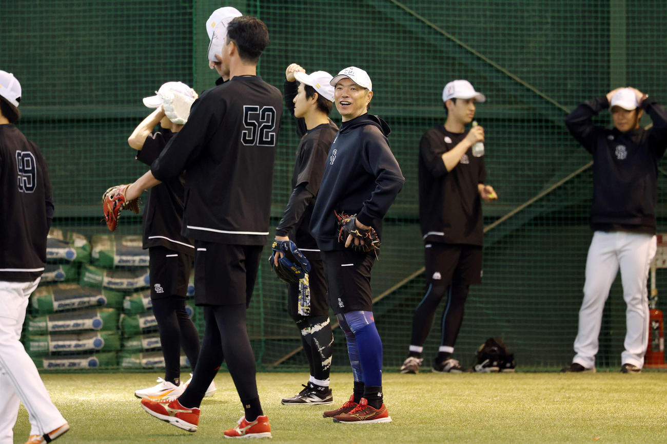 室内練習に臨むソフトバンク小久保監督（撮影・宮地輝）