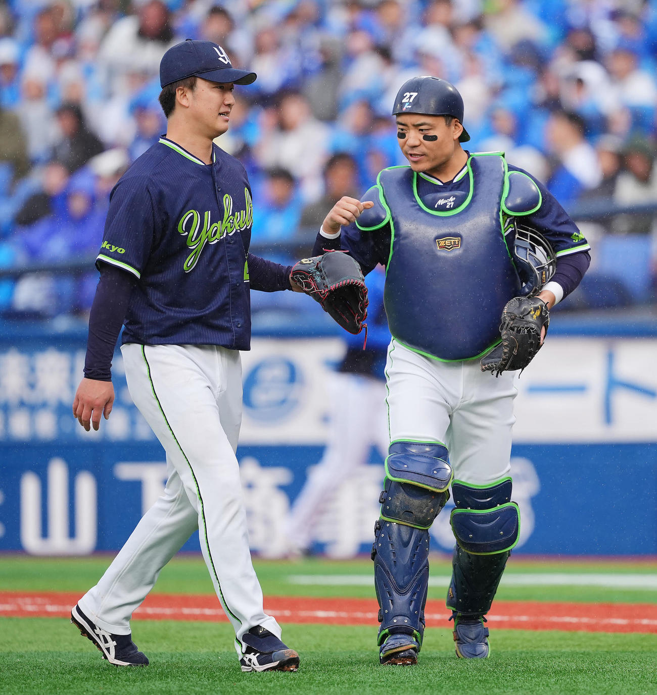 DeNA対ヤクルト　6回裏DeNAの攻撃を無失点に抑えタッチを交わすヤクルト吉村（左）と中村（撮影・垰建太）