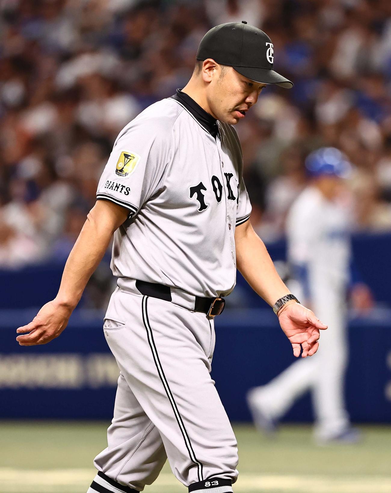 中日対巨人　選手交代を告げベンチに引き揚げる阿部監督（撮影・上田博志）