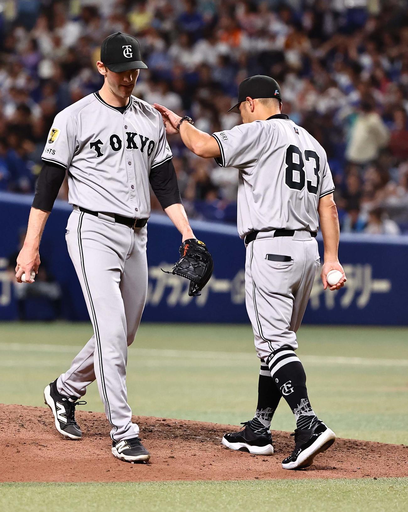 中日対巨人　8回、勝ち越しを許したケラーは阿部監督（右）に降板を告げられる（撮影・上田博志）