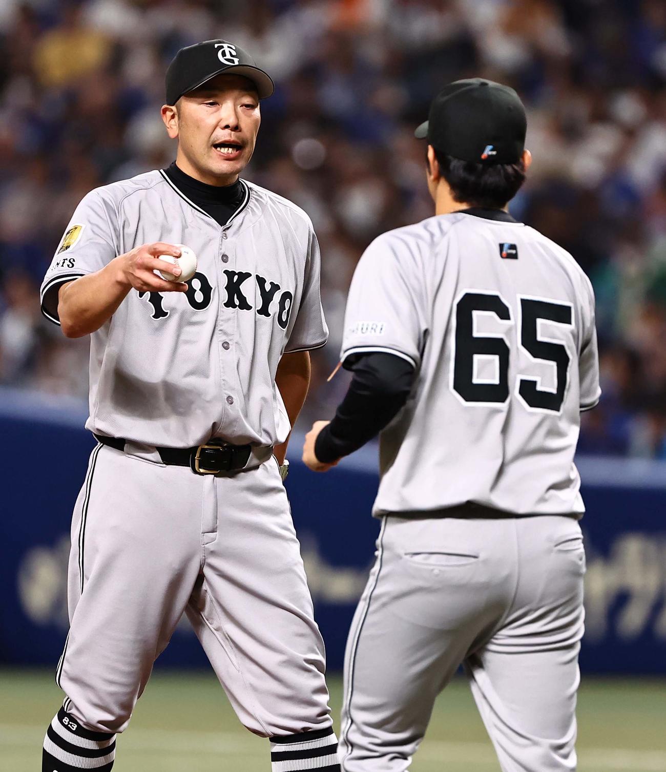 中日対巨人　巨人3番手の石川にボールを渡す阿部監督（撮影・上田博志）