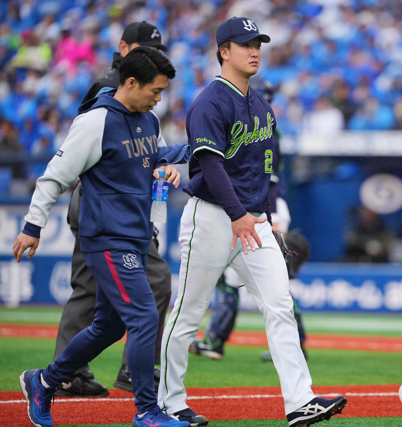 DeNA対ヤクルト　6回裏DeNA無死、右手の治療のためベンチに下がる吉村（右）（撮影・垰建太）