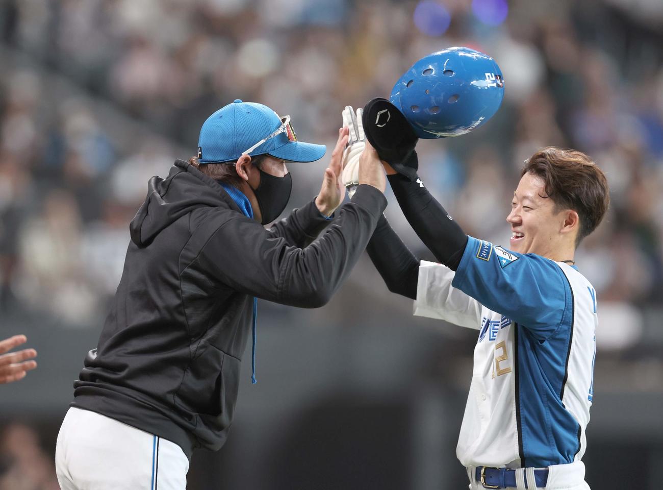 日本ハム対ロッテ　試合後、矢沢をハイタッチで出迎える新庄監督（撮影・黒川智章）