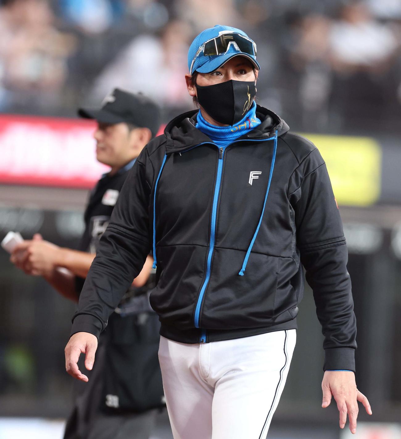 日本ハム対ロッテ　投手交代を告げる新庄監督（撮影・黒川智章）
