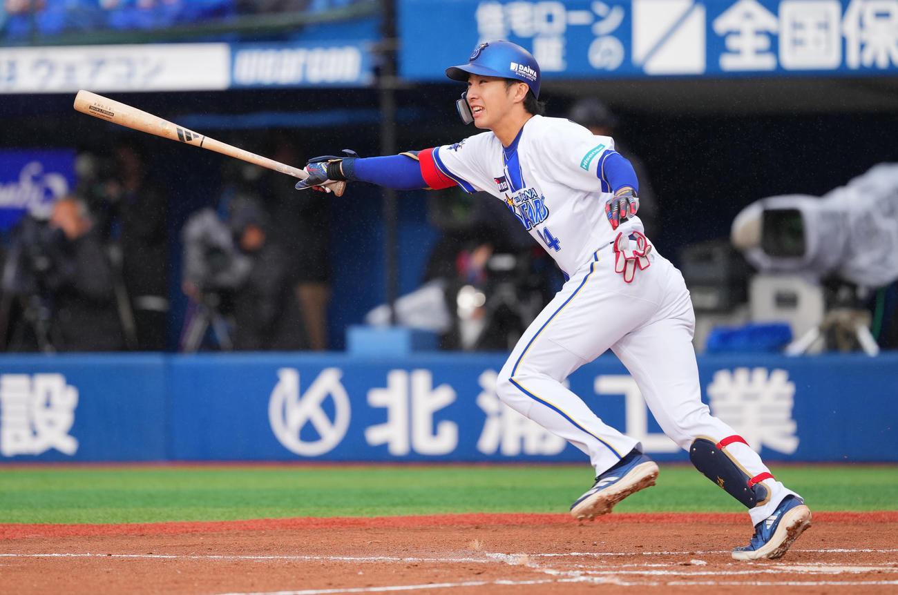 DeNA対ヤクルト　6回裏DeNA1死、左前打を放つ度会（撮影・垰建太）