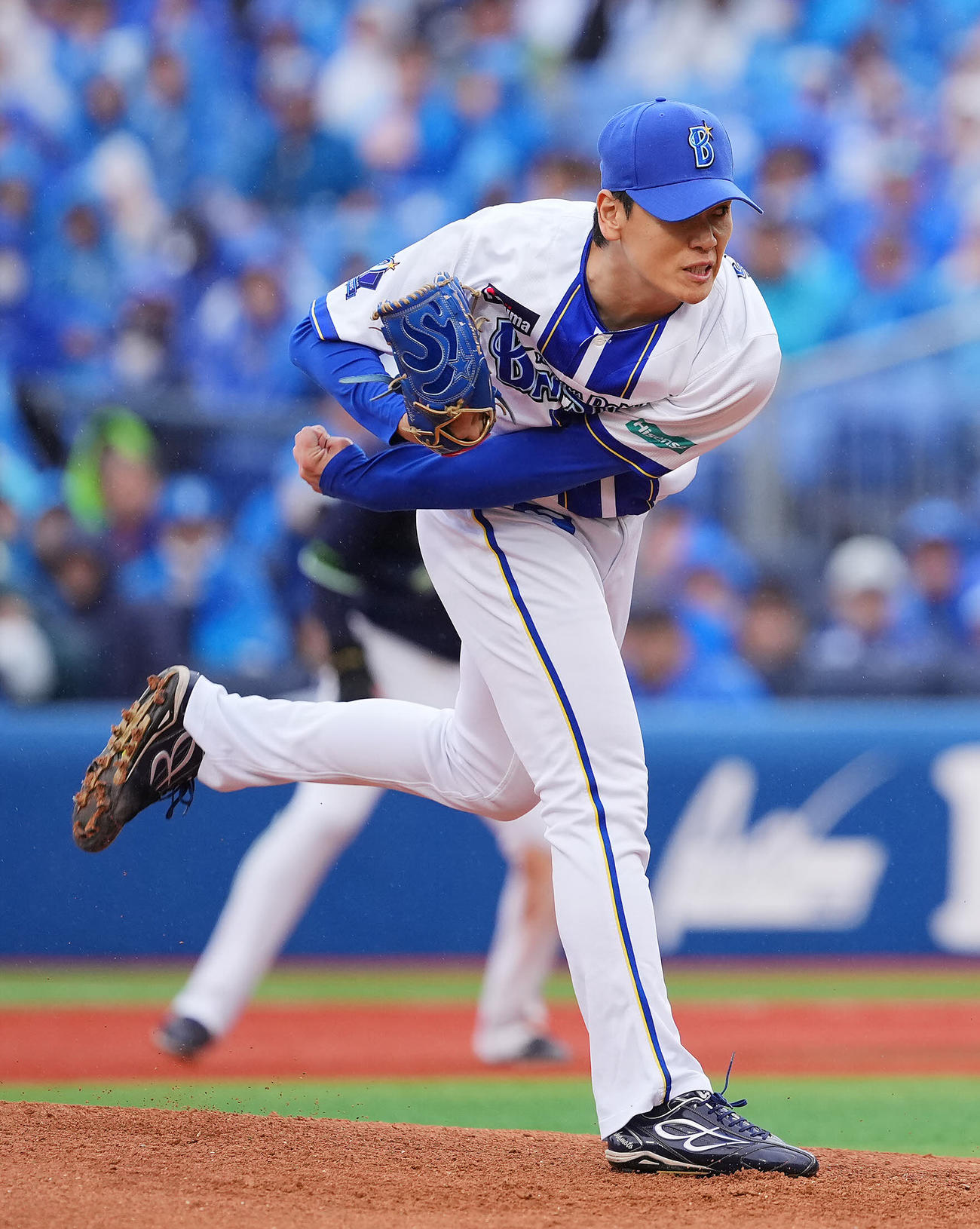 DeNA対ヤクルト　6回表ヤクルト2死一、二塁、DeNA2番手で登板し力投する坂本（撮影・垰建太）