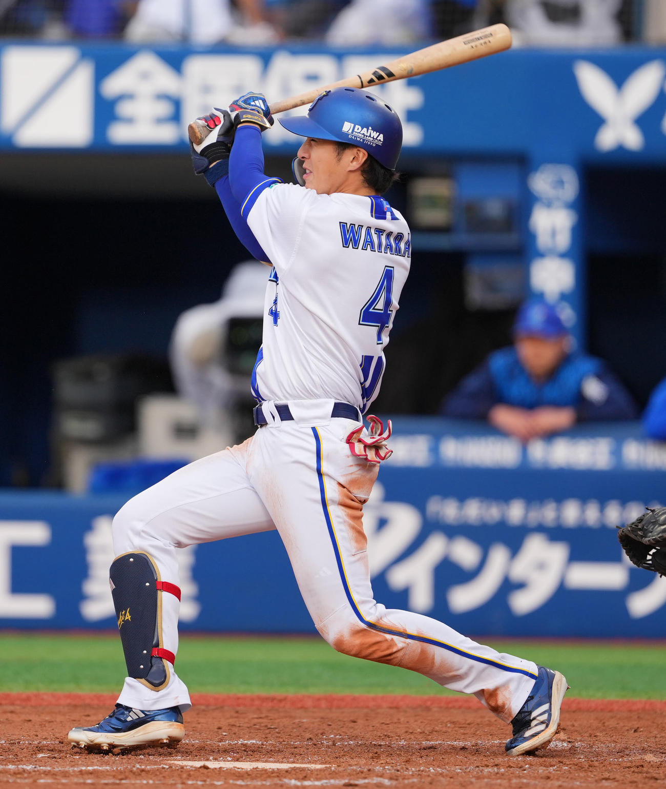 DeNA対ヤクルト　8回裏DeNA1死二塁、適時二塁打を放つ度会（撮影・垰建太）