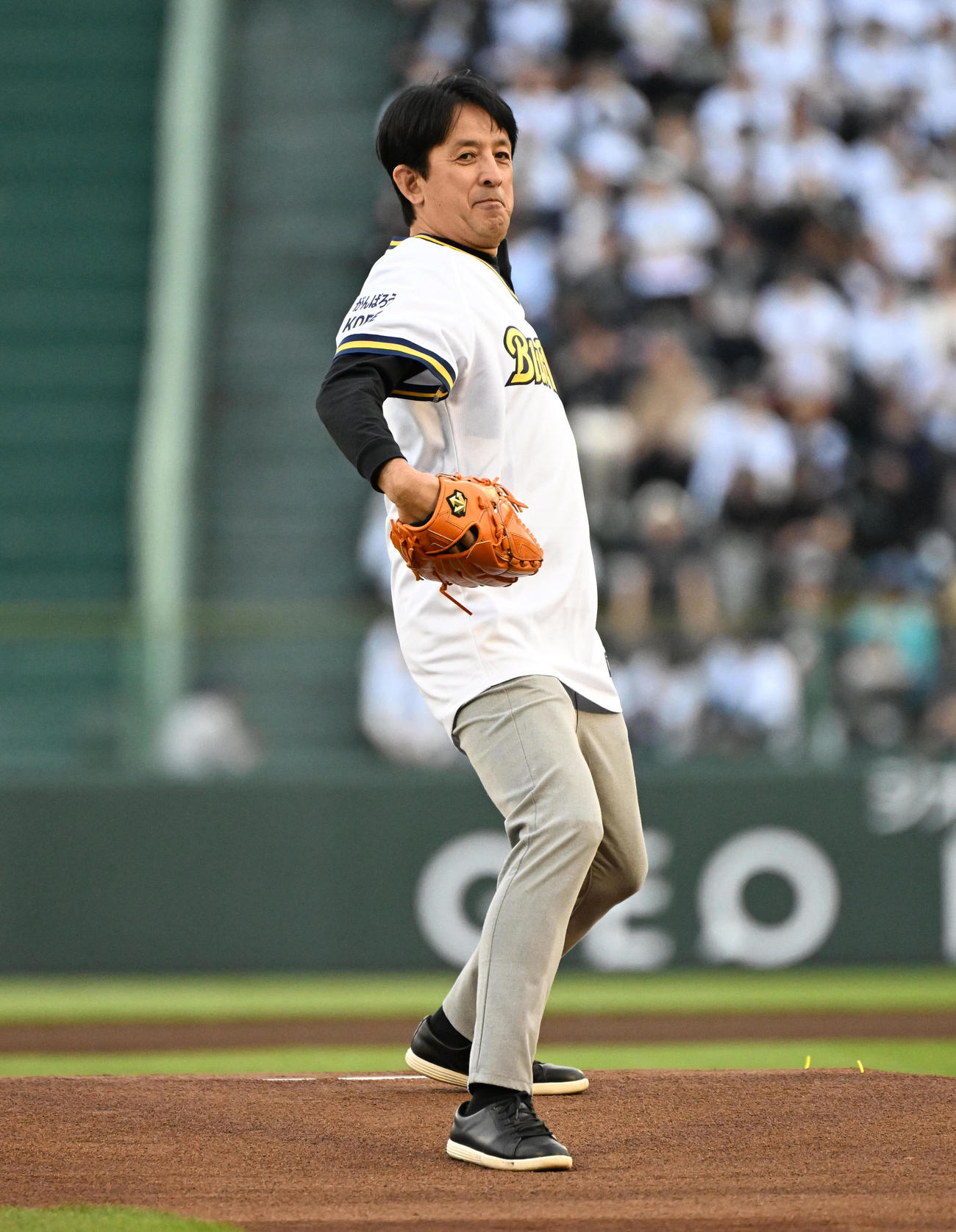 メモリアルピッチを務める星野伸之氏（撮影・石井愛子）