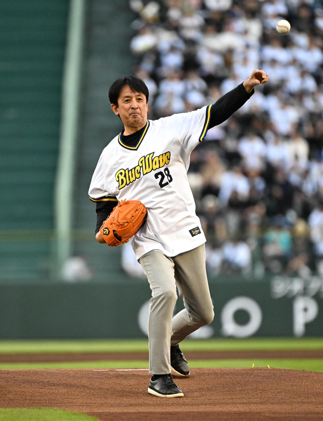 メモリアルピッチを務める星野伸之氏（撮影・石井愛子）
