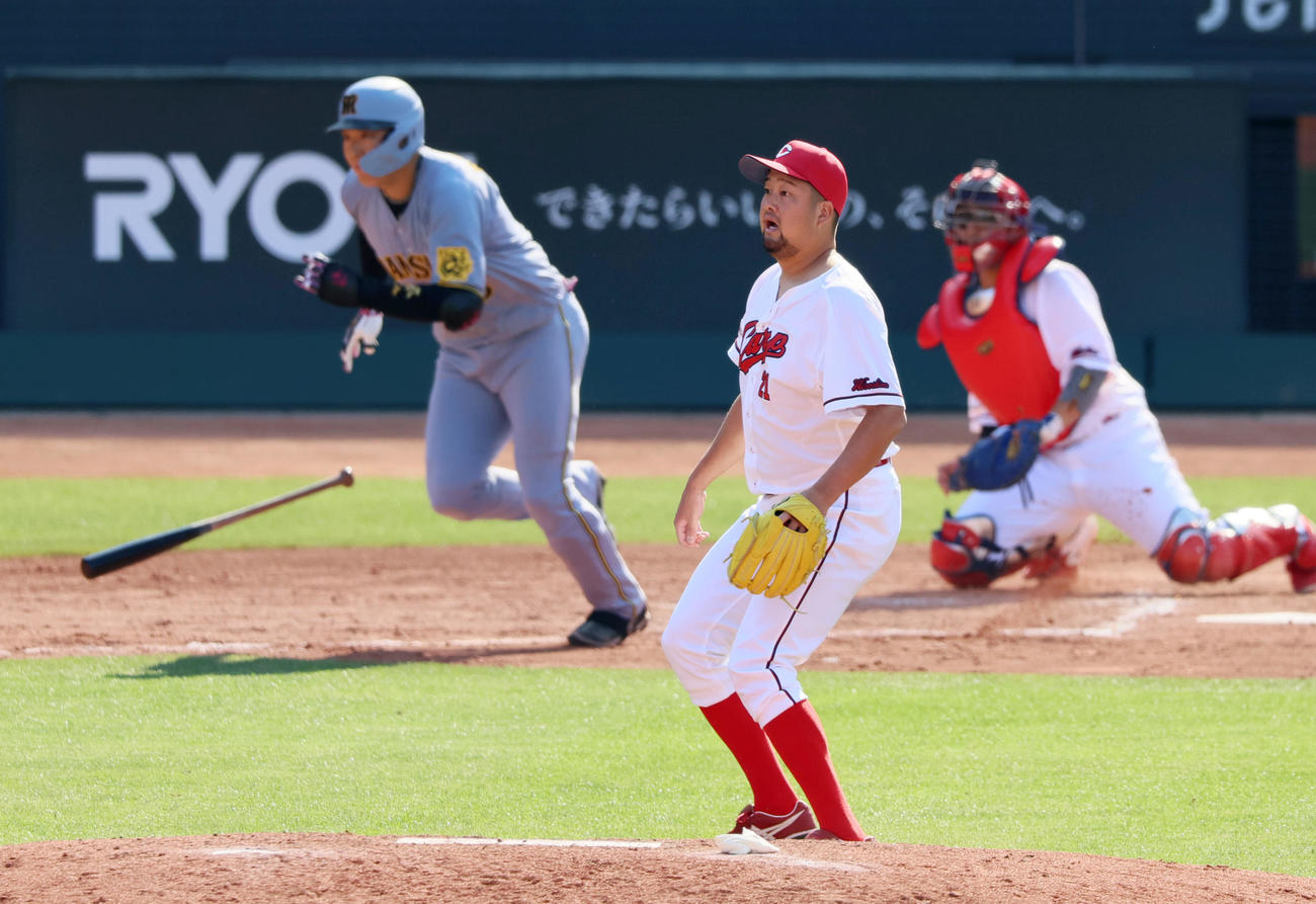 広島対阪神　9回表阪神2死一、三塁、中崎は大山に右前適時打を打たれ失点（撮影・加藤哉）