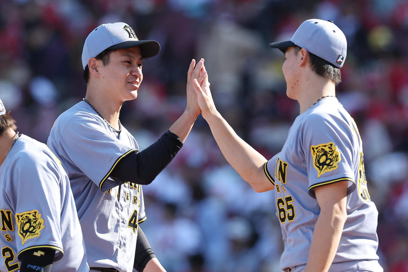広島対阪神　広島に勝利し、タッチを交わす阪神大竹（左）と湯浅（撮影・前田充）