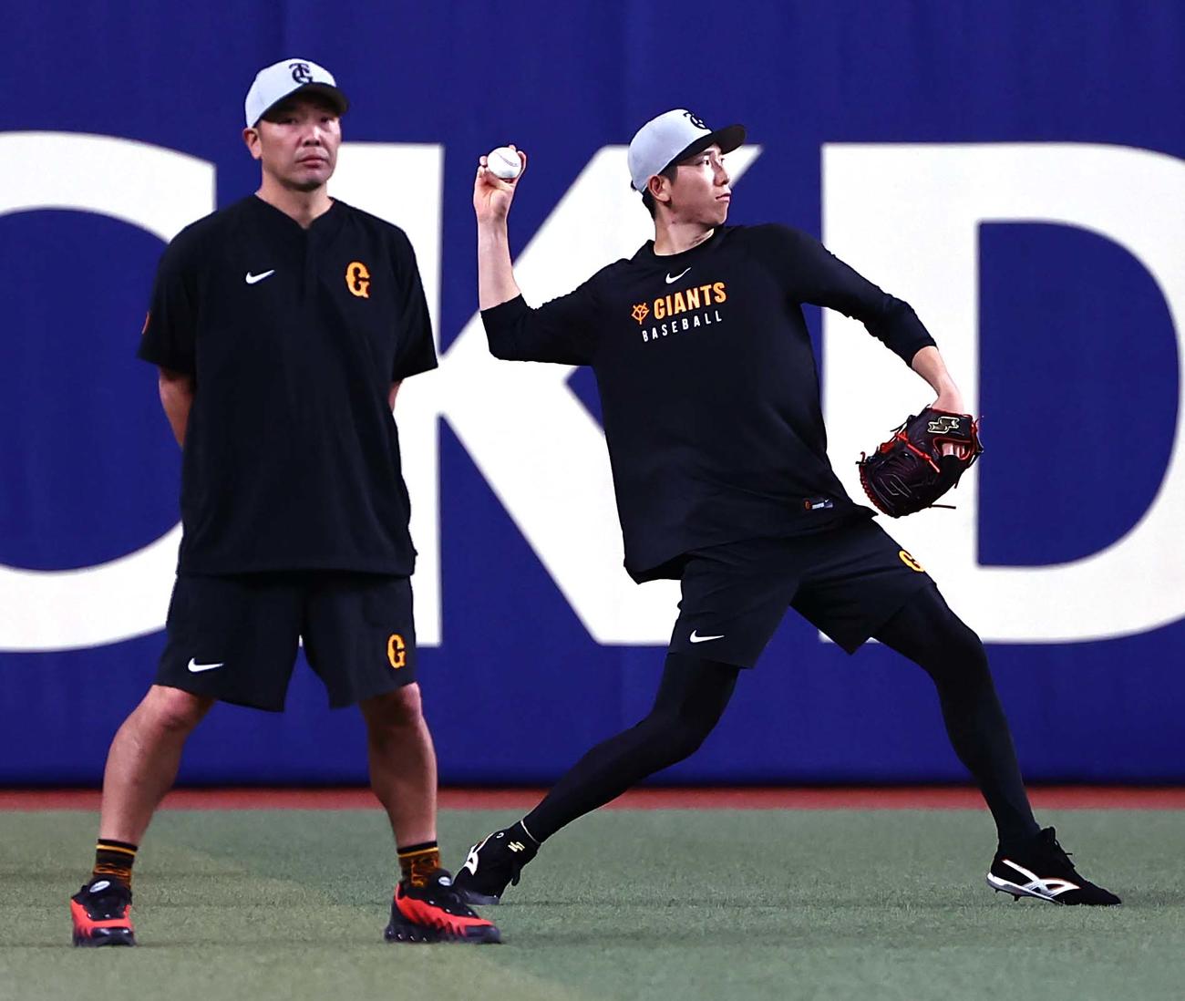 キャッチボールをして調整する戸郷。左は阿部監督（撮影・上田博志）