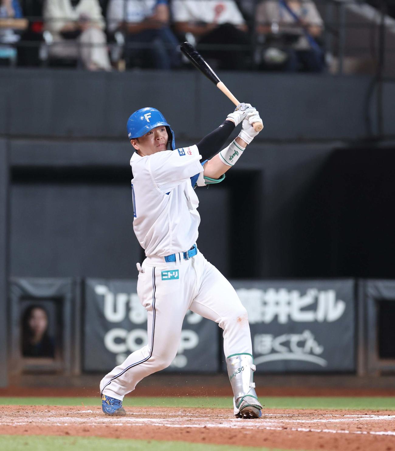 日本ハム対ロッテ　9回裏日本ハム2死二塁、右越えにサヨナラ打を放つ郡司（撮影・黒川智章）