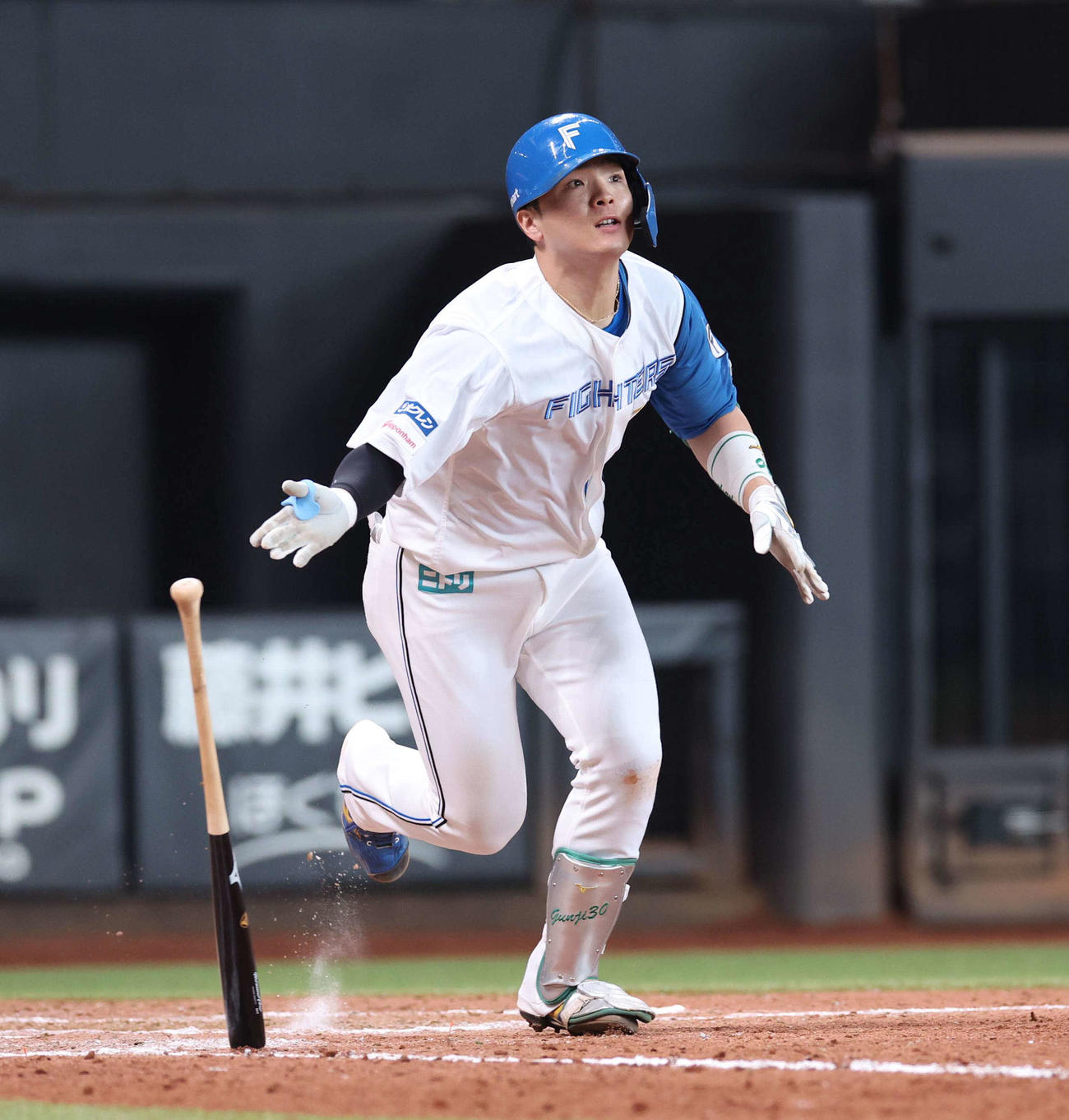 日本ハム対ロッテ　9回裏日本ハム2死二塁、右越えにサヨナラ打を放つ郡司（撮影・黒川智章）