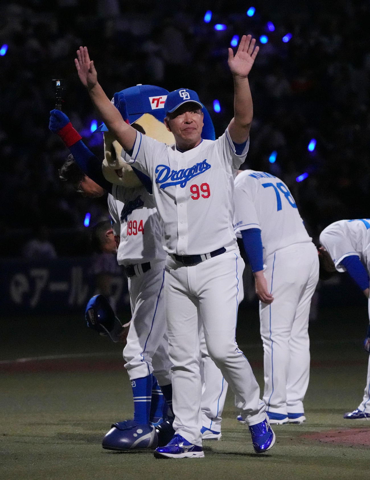 中日対巨人　試合終了、井上監督（右から2人目）はスタンドの観客にあいさつをする（撮影・森本幸一）