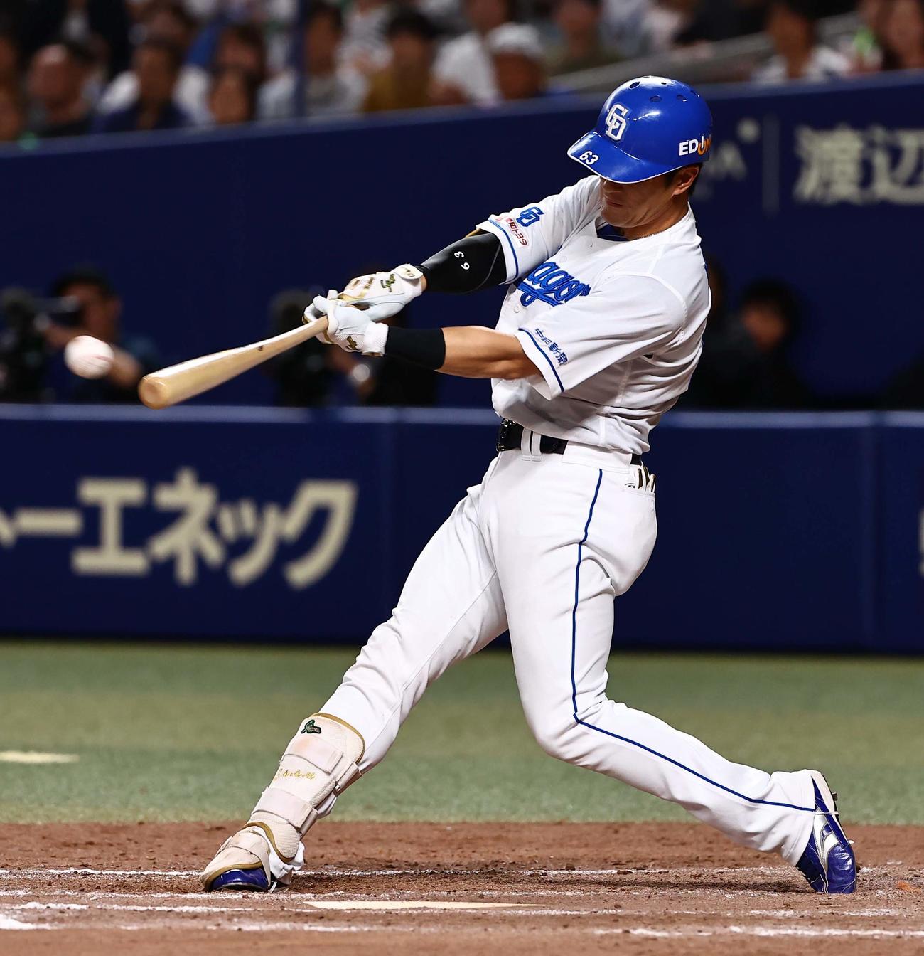 中日対巨人　8回裏中日2死一、二塁、板山は右翼線へ勝ち越し2点三塁打を放つ（撮影・上田博志）
