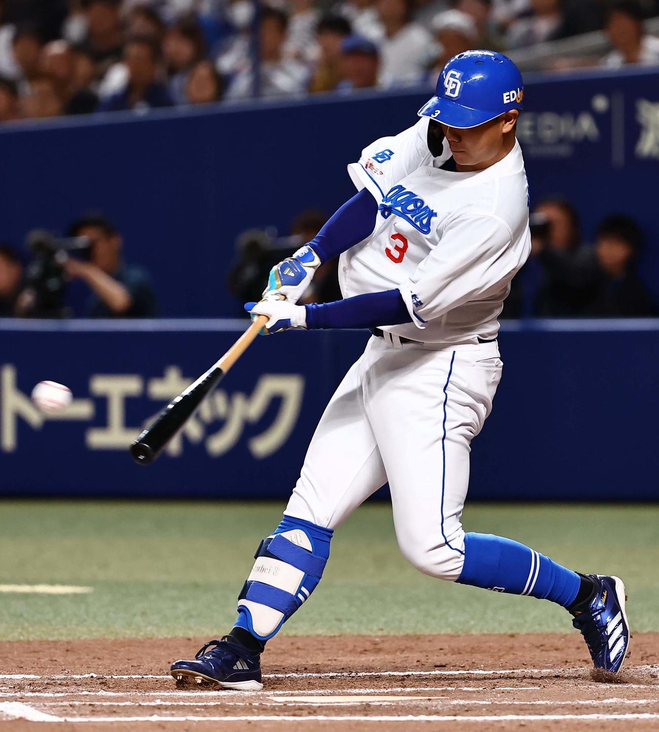 中日対巨人　7回裏中日1死二塁、高橋周は同点二塁打を放つ（撮影・上田博志）