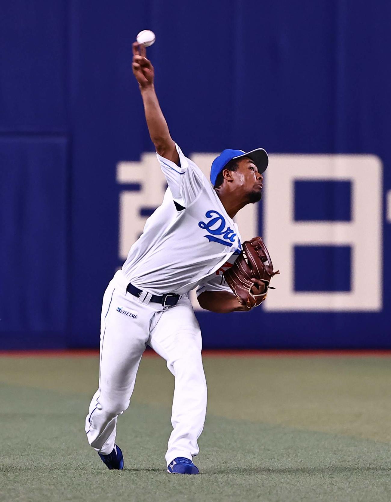 中日対巨人　8回表巨人2死一、二塁、門脇の安打を本塁へ好返球し泉口を刺すブライト健太（撮影・上田博志）