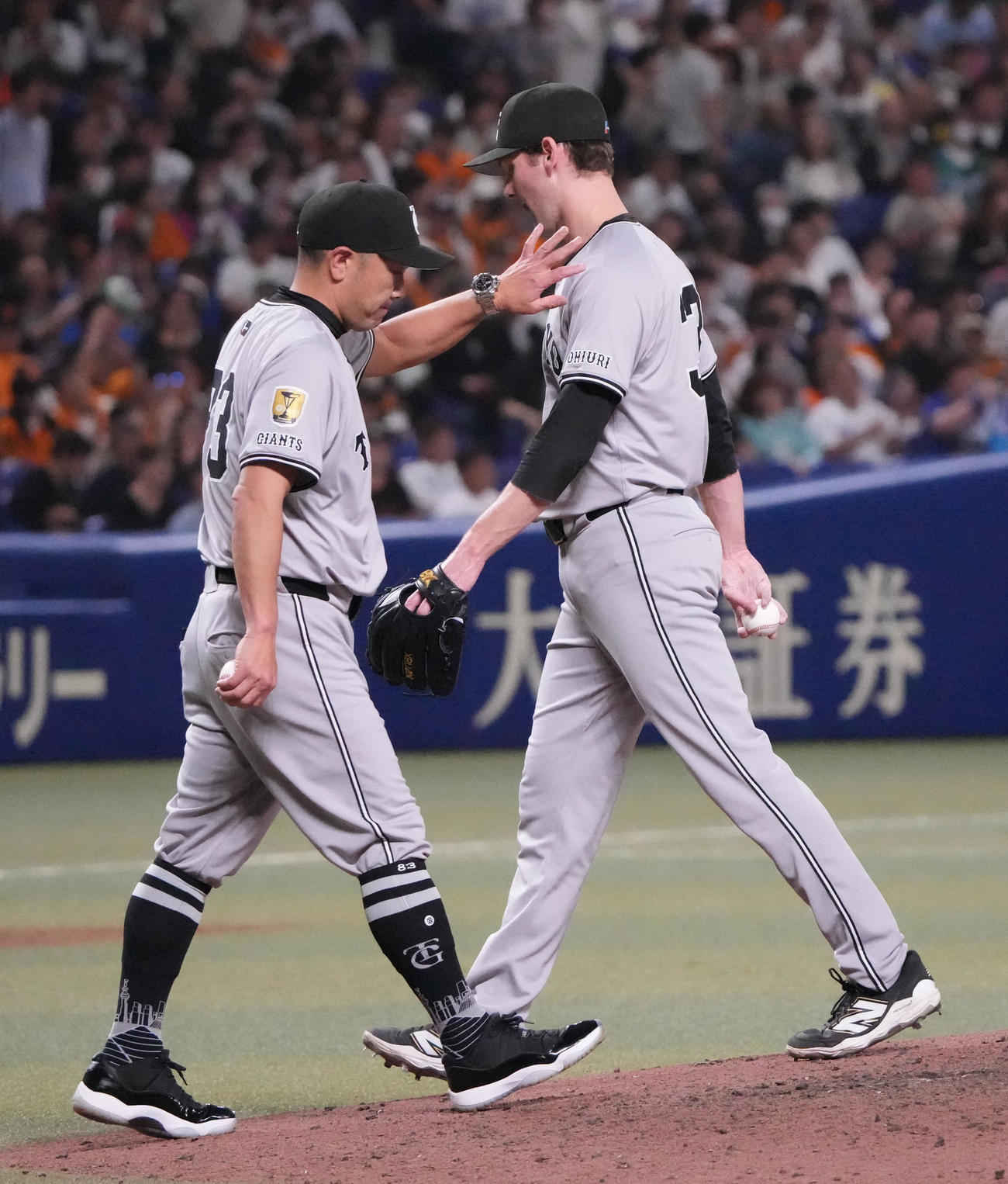 中日対巨人　8回裏中日2死三塁、マウンドを降りるケラー（右）左は阿部監督（撮影・森本幸一）