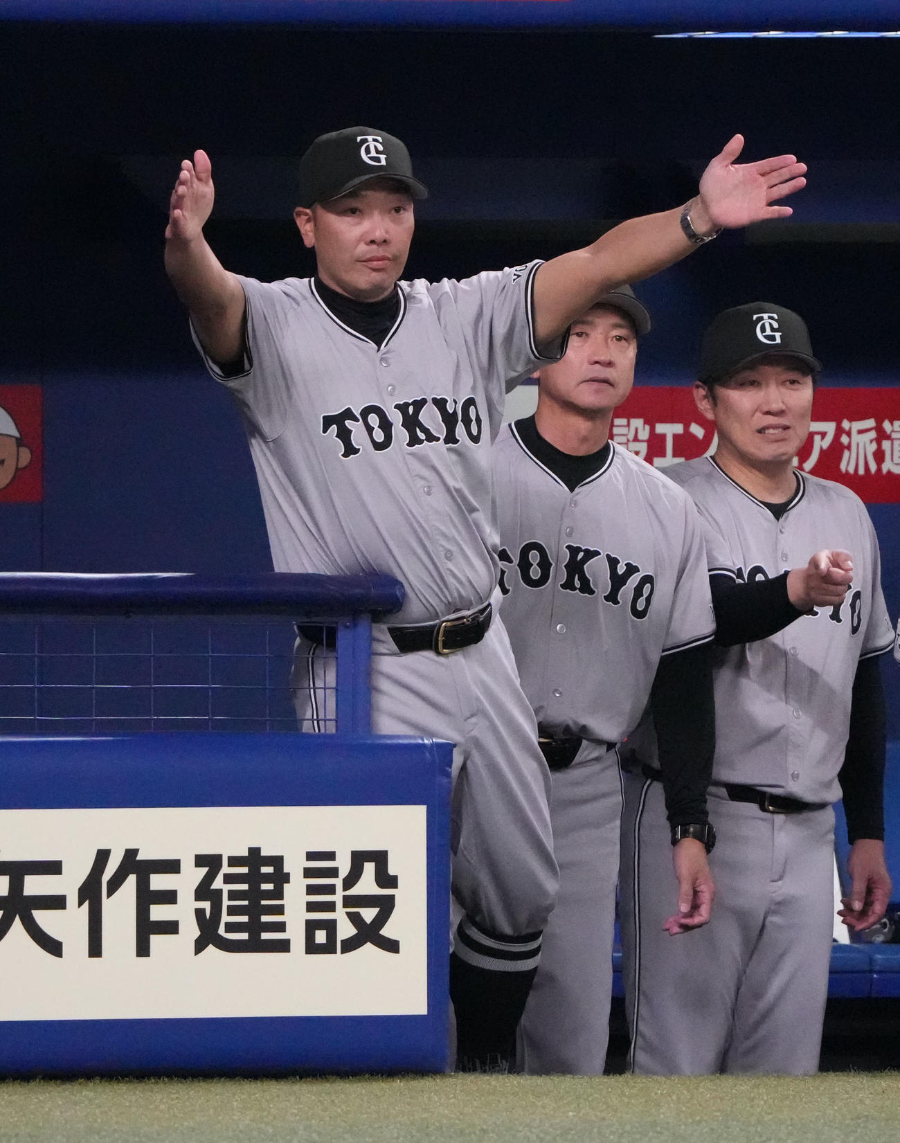 本塁アウトの判定に手を広げリクエストする阿部監督