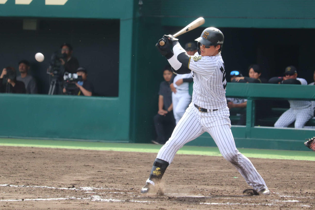 ウエスタン・リーグ　阪神対中日　7回2死で中日松木平に一ゴロに打ち取られる阪神前川（撮影・中島麗）