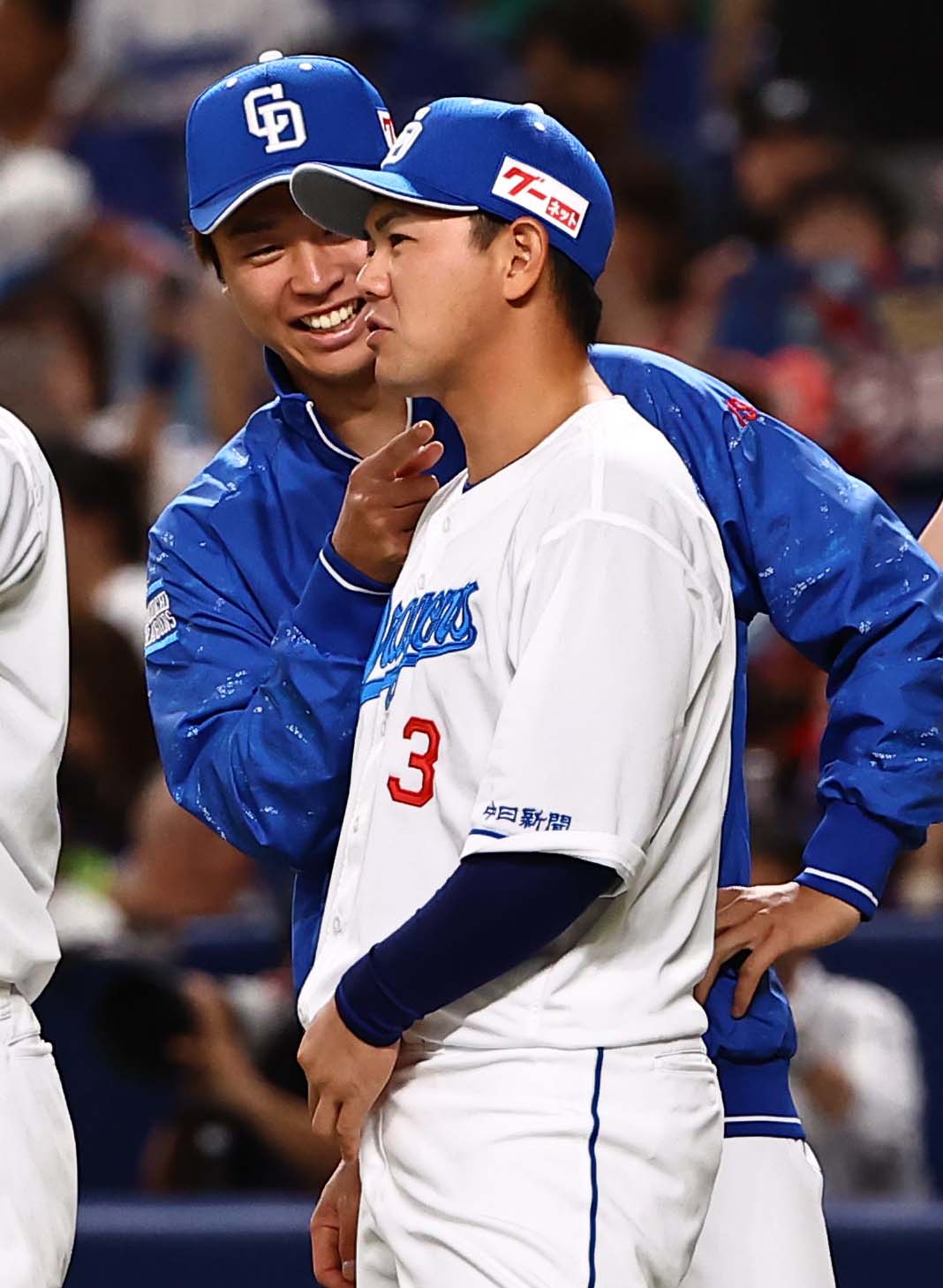 中日対巨人　高橋周（右）に笑顔で話しかける高橋宏（撮影・上田博志）