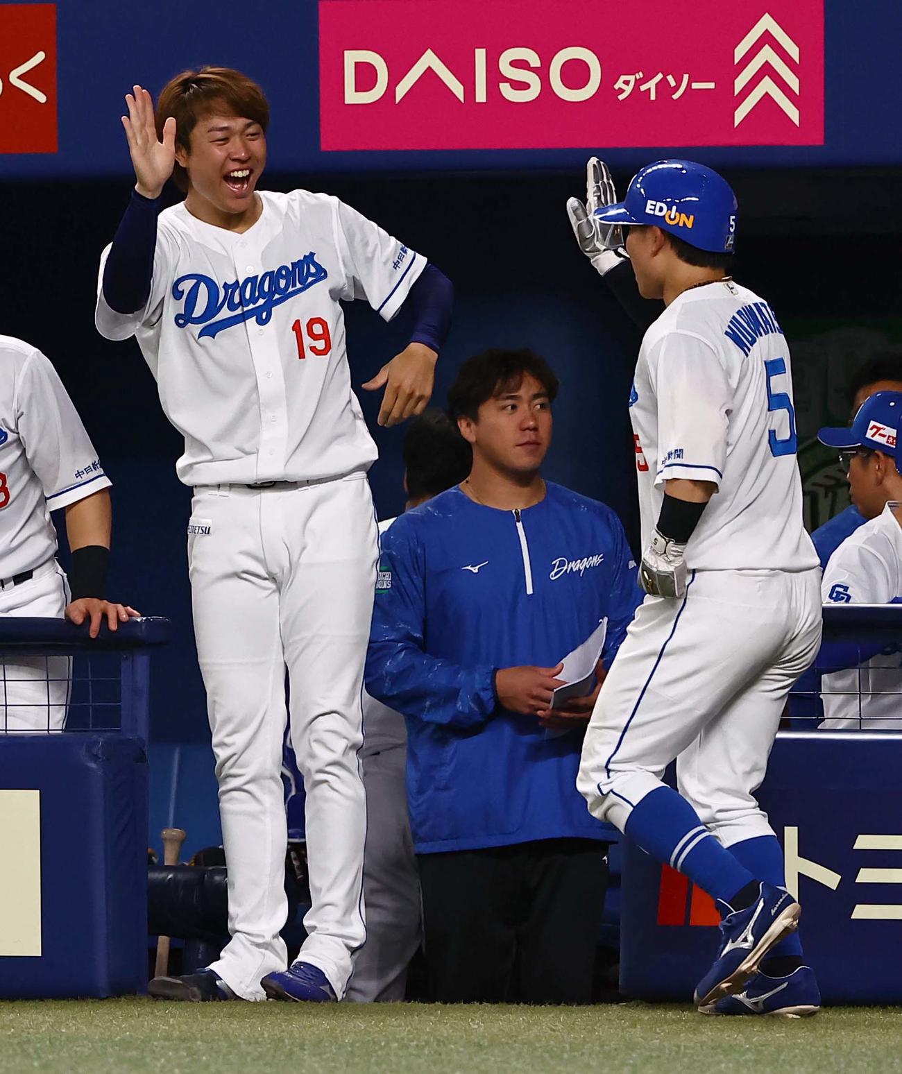 中日対巨人　7回裏中日1死二塁、高橋宏（左）は高橋周の同点適時二塁打で生還した村松を笑顔で出迎える（撮影・上田博志）