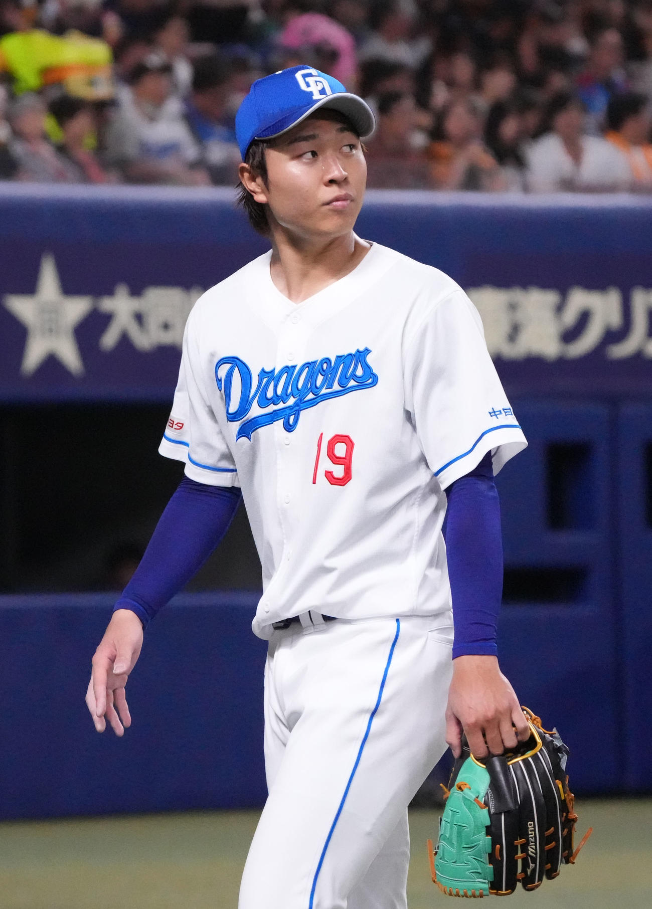 中日対巨人　6回表終了、バックスクリーンを見つめベンチへ戻る高橋宏（撮影・森本幸一）