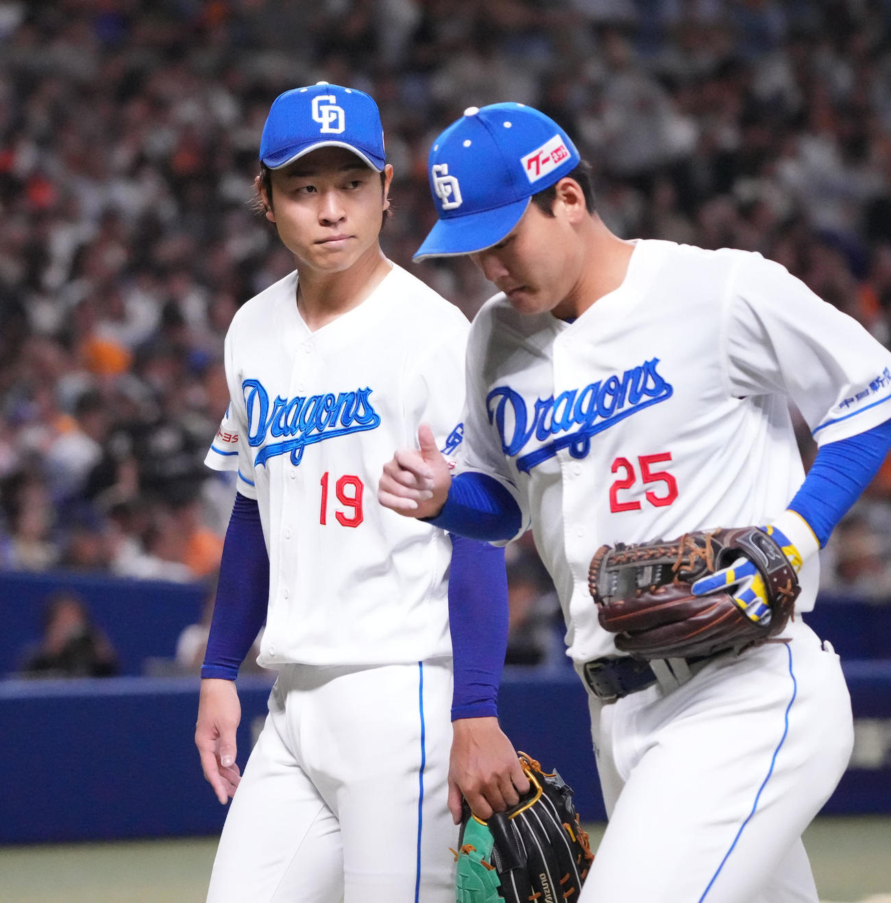 中日対巨人　6回表終了、高橋宏（左）はベンチへ戻る（撮影・森本幸一）