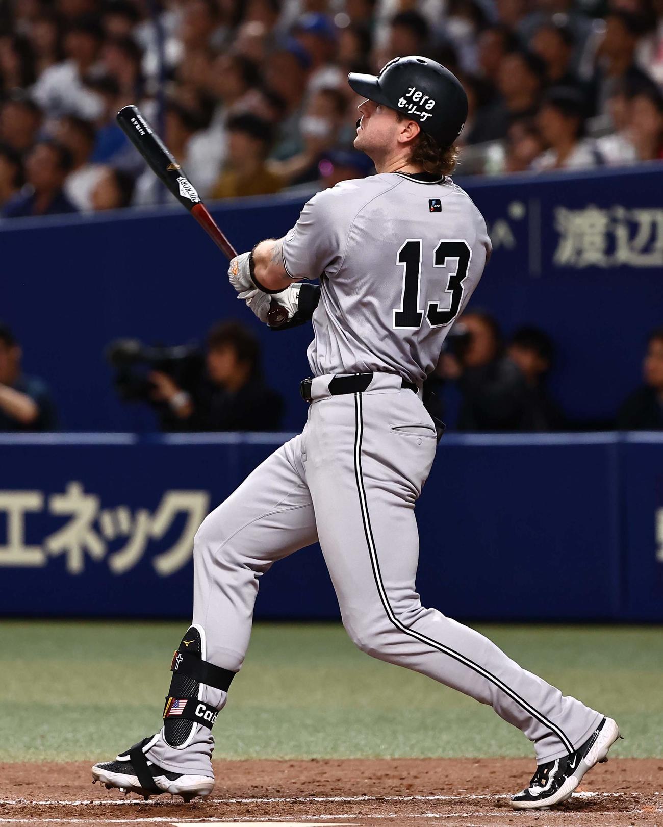 中日対巨人　4回表巨人無死一、三塁、キャベッジは逆転となる2点適時二塁打を放つ（撮影・上田博志）
