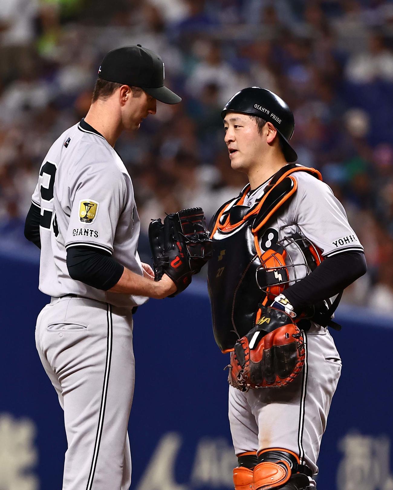 中日対巨人　7回、マウンドで岸田（右）と話すキャベッジ（撮影・上田博志）