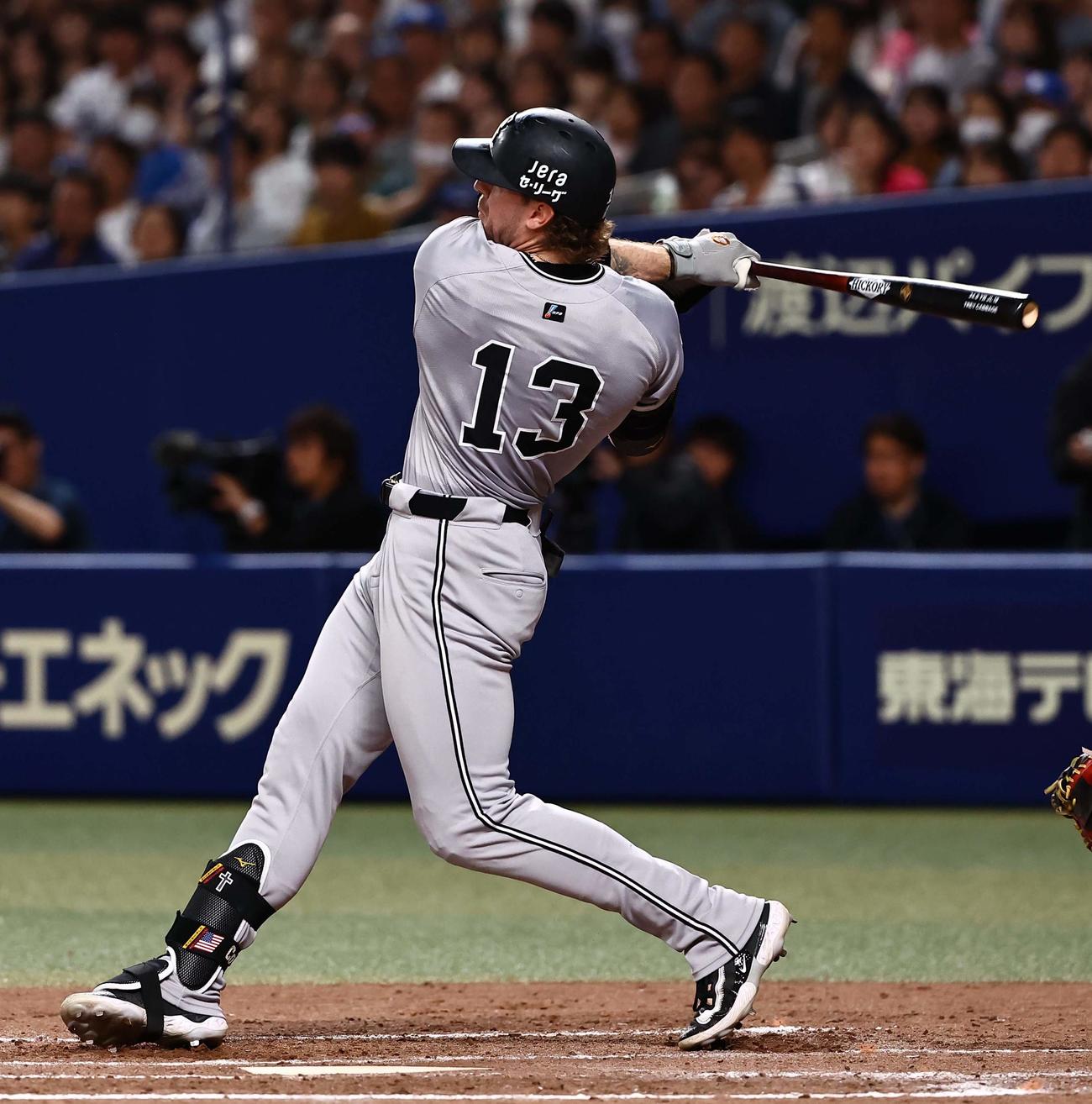 中日対巨人　4回表巨人無死一、三塁、キャベッジは逆転となる2点適時二塁打を放つ（撮影・上田博志）