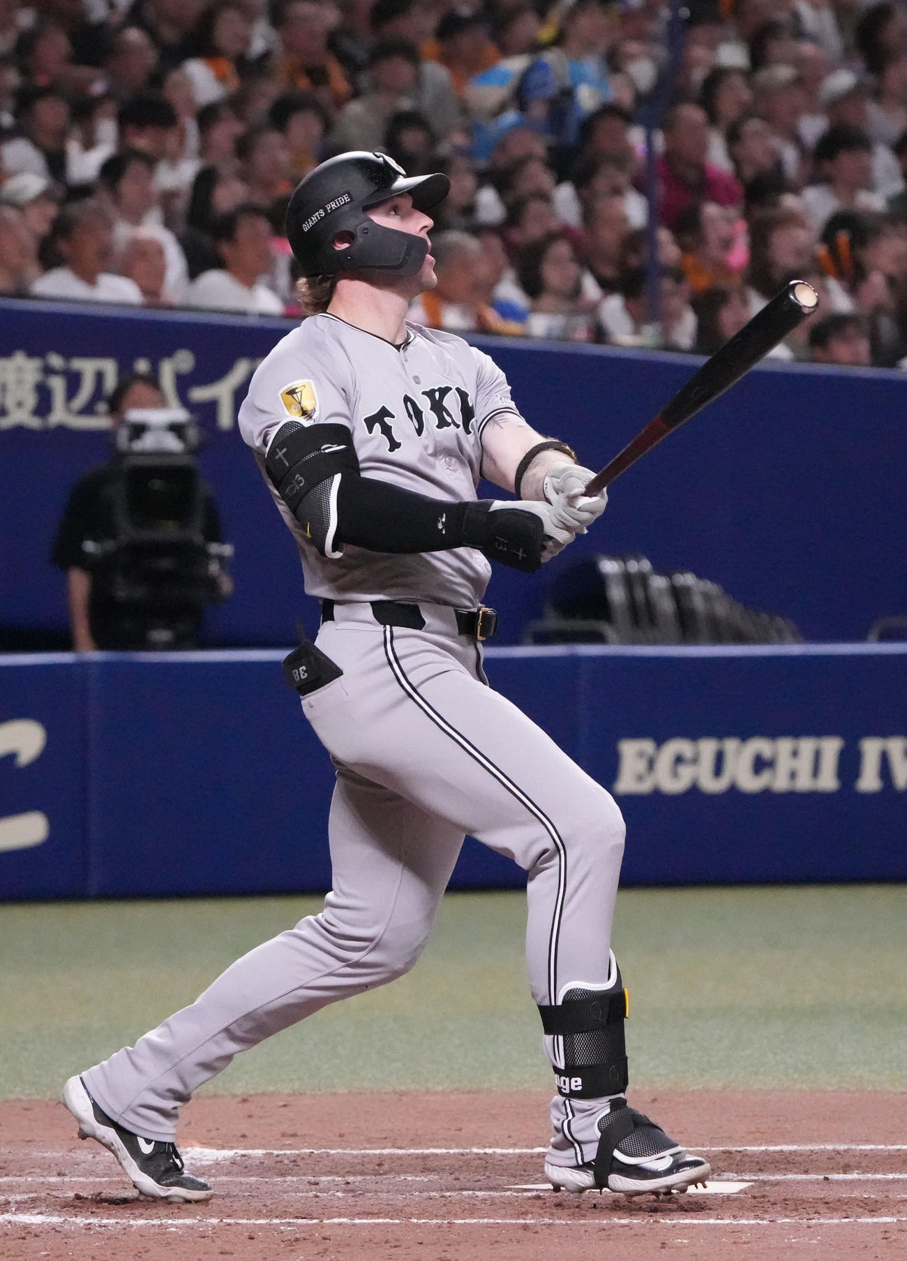中日対巨人　4回表巨人無死一、三塁、キャベッジは中越え2点適時二塁打を放つ（撮影・森本幸一）