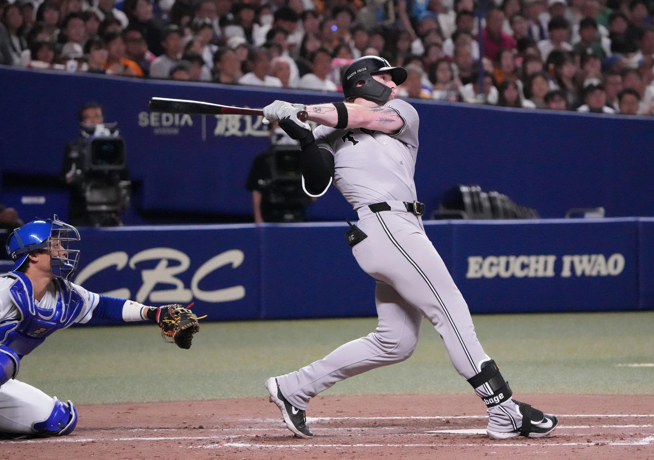 中日対巨人　4回表巨人無死一、三塁、キャベッジ（右）は中越え2点適時二塁打を放つ（撮影・森本幸一）