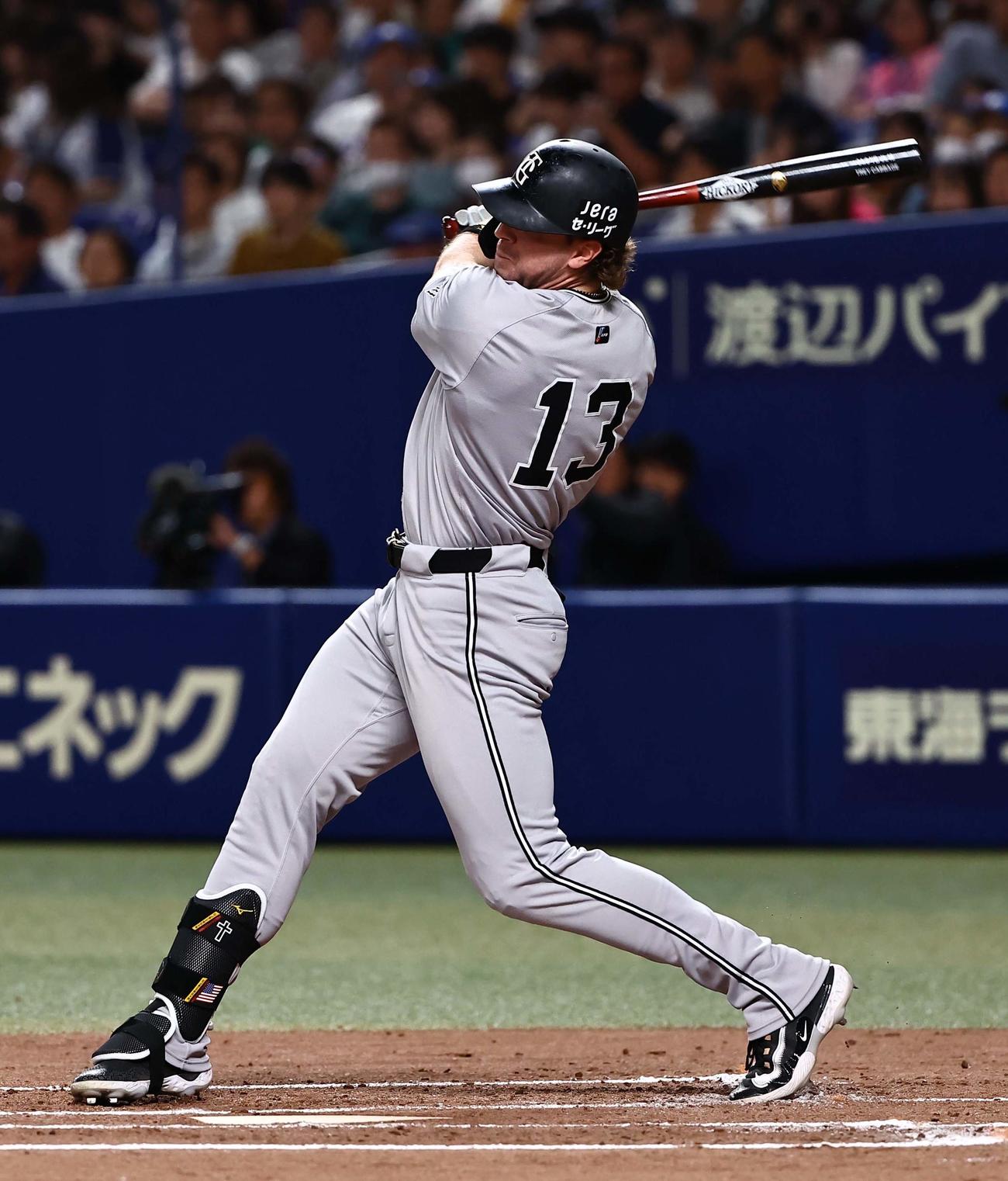 中日対巨人　2回表巨人無死、キャベッジは左前打を放つ（撮影・上田博志）