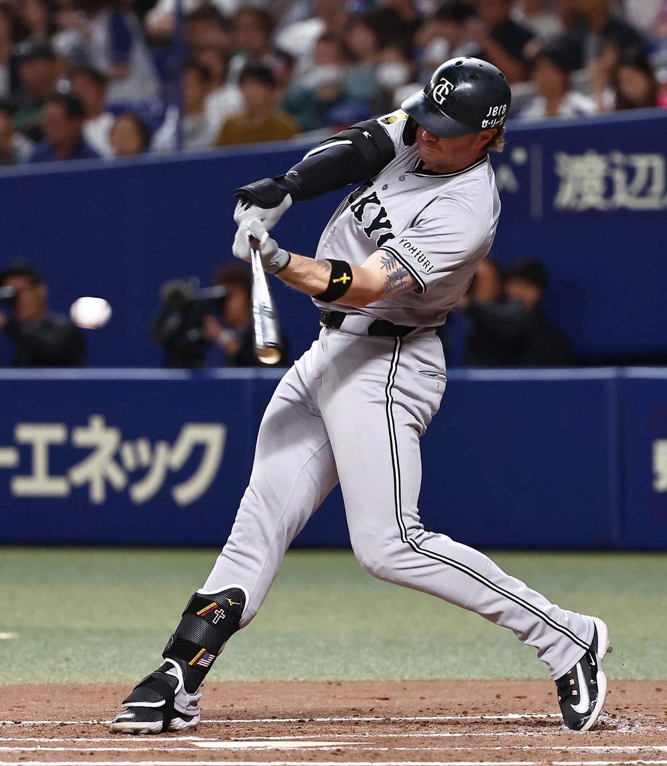 中日対巨人　2回表巨人無死、キャベッジは左前打を放つ（撮影・上田博志）